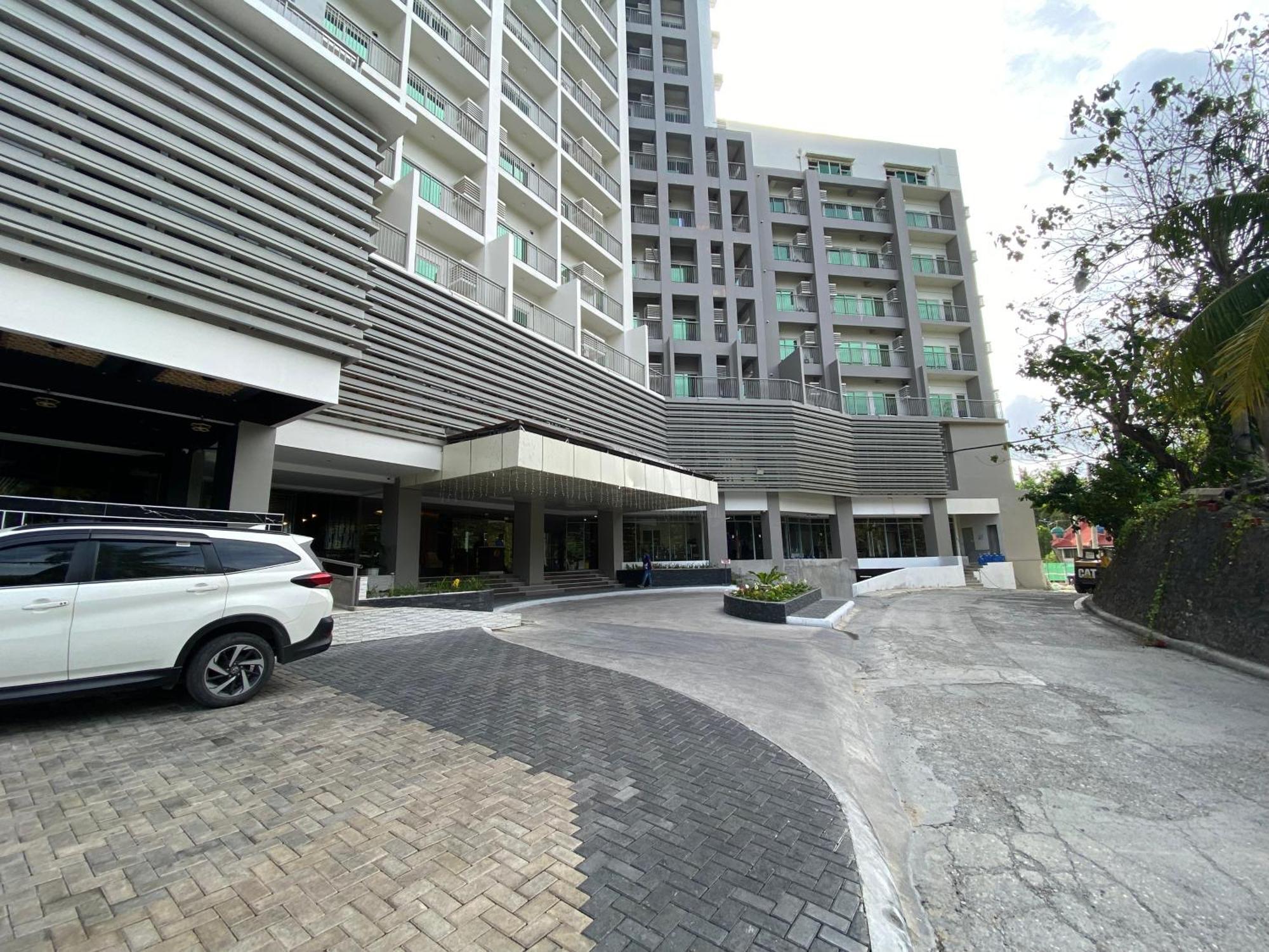 Hotel Hayat Sky Towers Cebu Stadt Exterior foto