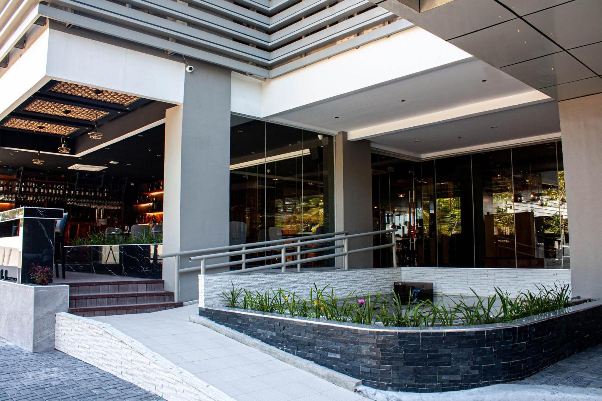 Hotel Hayat Sky Towers Cebu Stadt Exterior foto