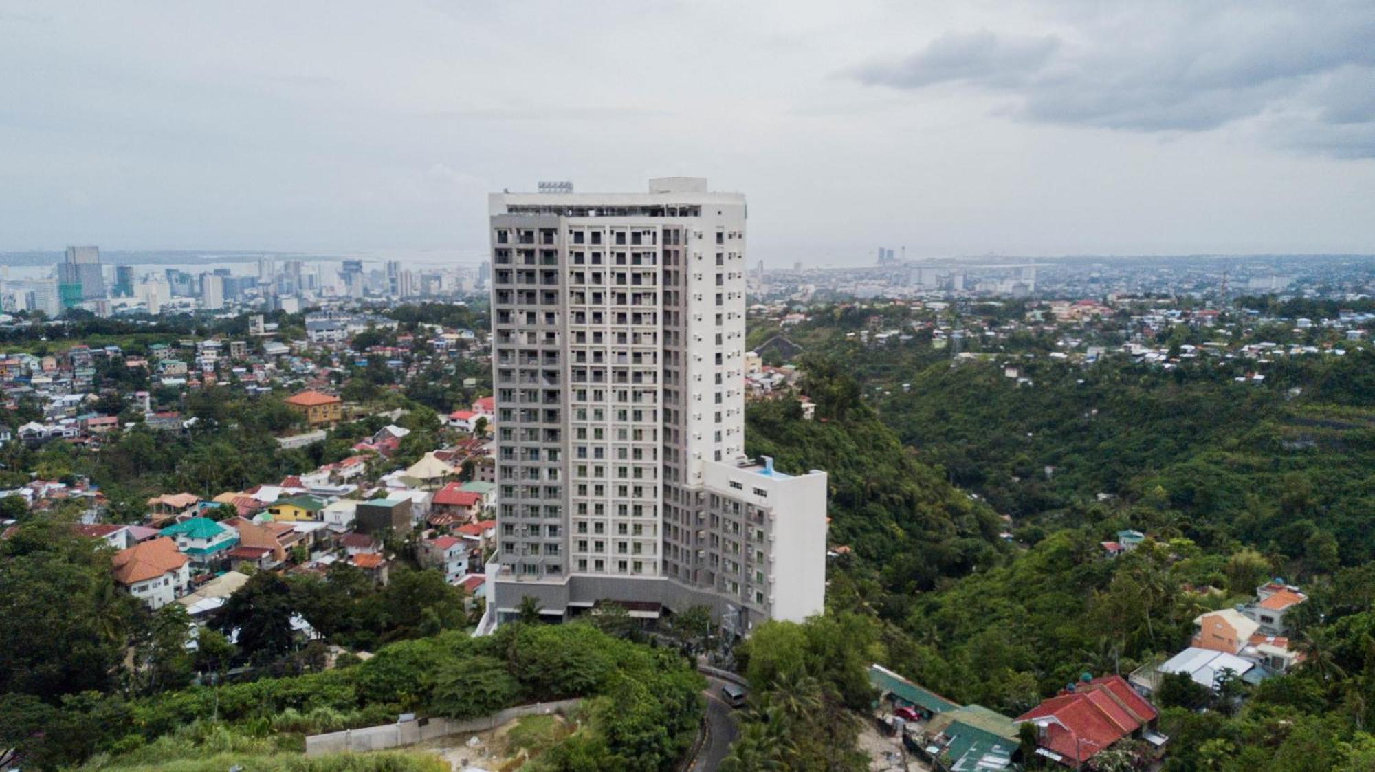 Hotel Hayat Sky Towers Cebu Stadt Exterior foto