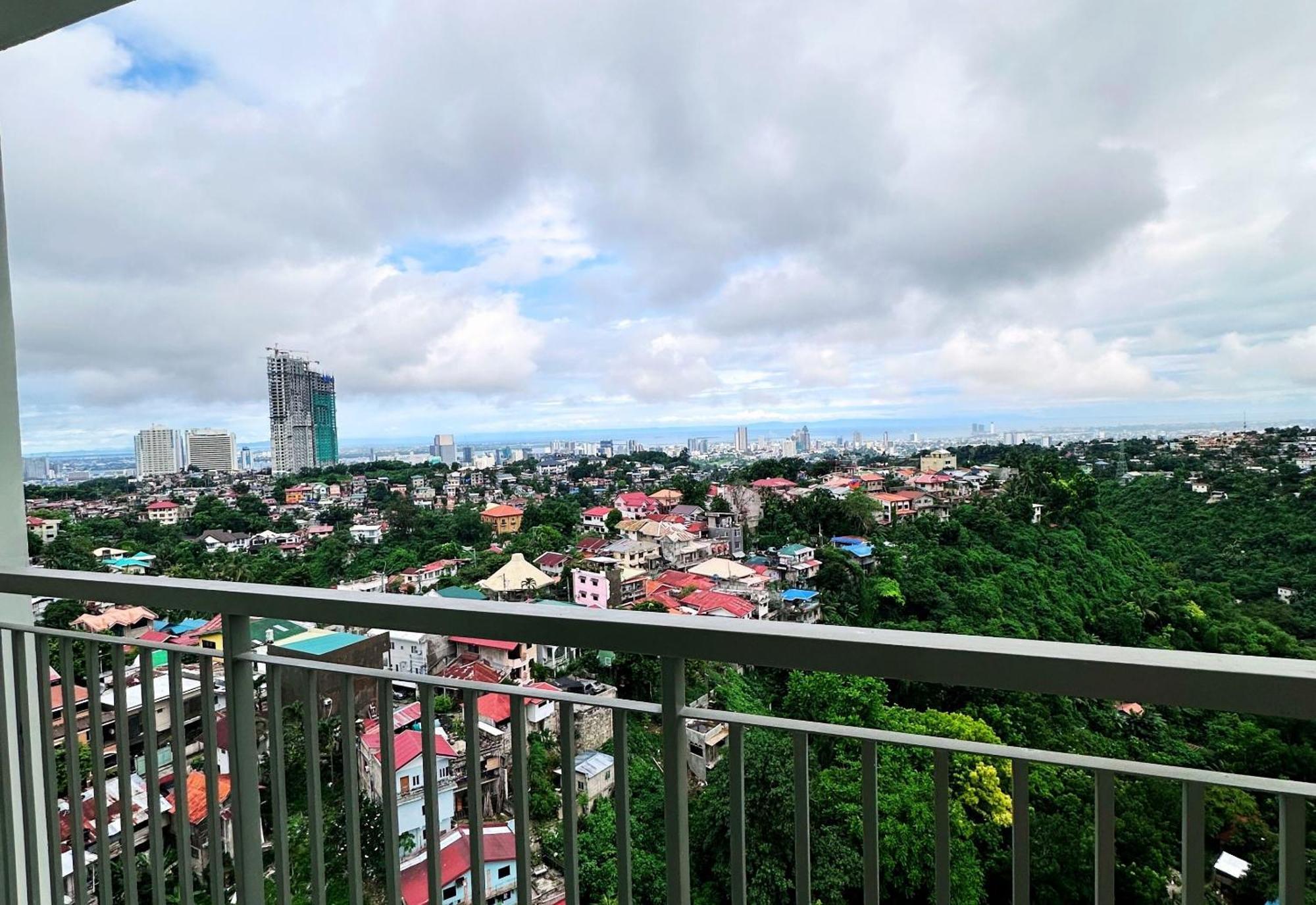Hotel Hayat Sky Towers Cebu Stadt Exterior foto